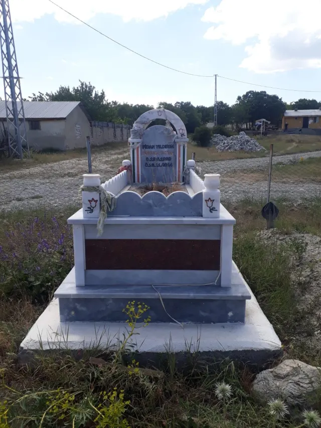 Kırmızı Bantlı Marmara Mezar